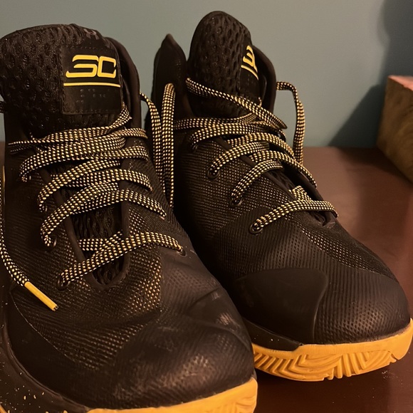 Steph curry kids size 7 under armour black and gold basketball shoes - Picture 3 of 3